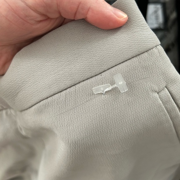 Aritzia Wilfred Arbre Shorts High rise waist scalloped hem Crepe Gray Size 2 - Picture 10 of 14